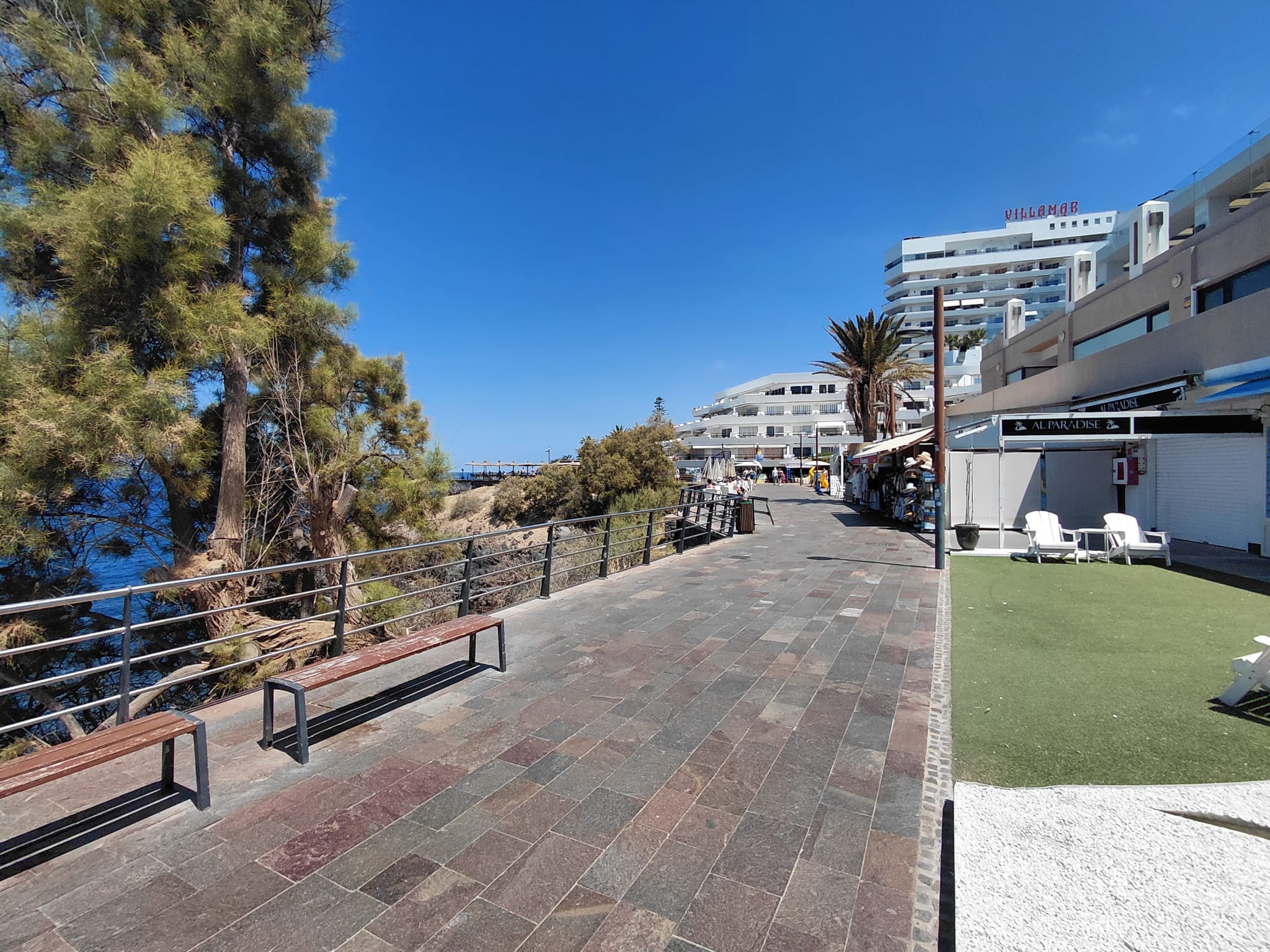 Local comercial en primera línea de mar en el Paseo Marítimo, Costa Adeje