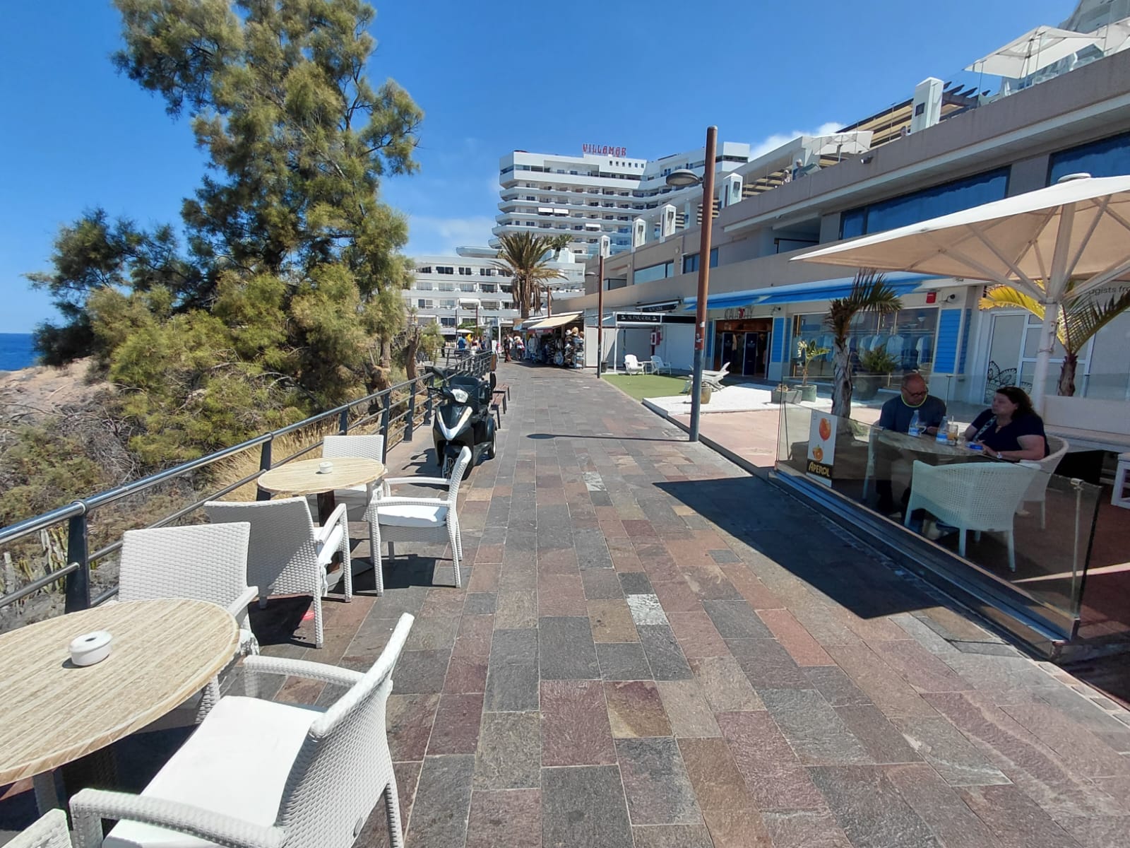 Local comercial en primera línea de mar en el Paseo Marítimo, Costa Adeje