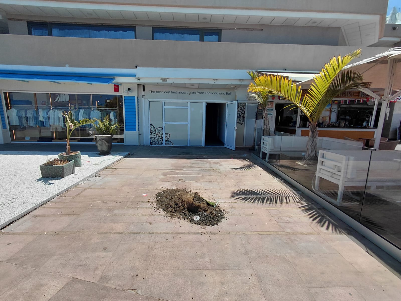 Local comercial en primera línea de mar en el Paseo Marítimo, Costa Adeje