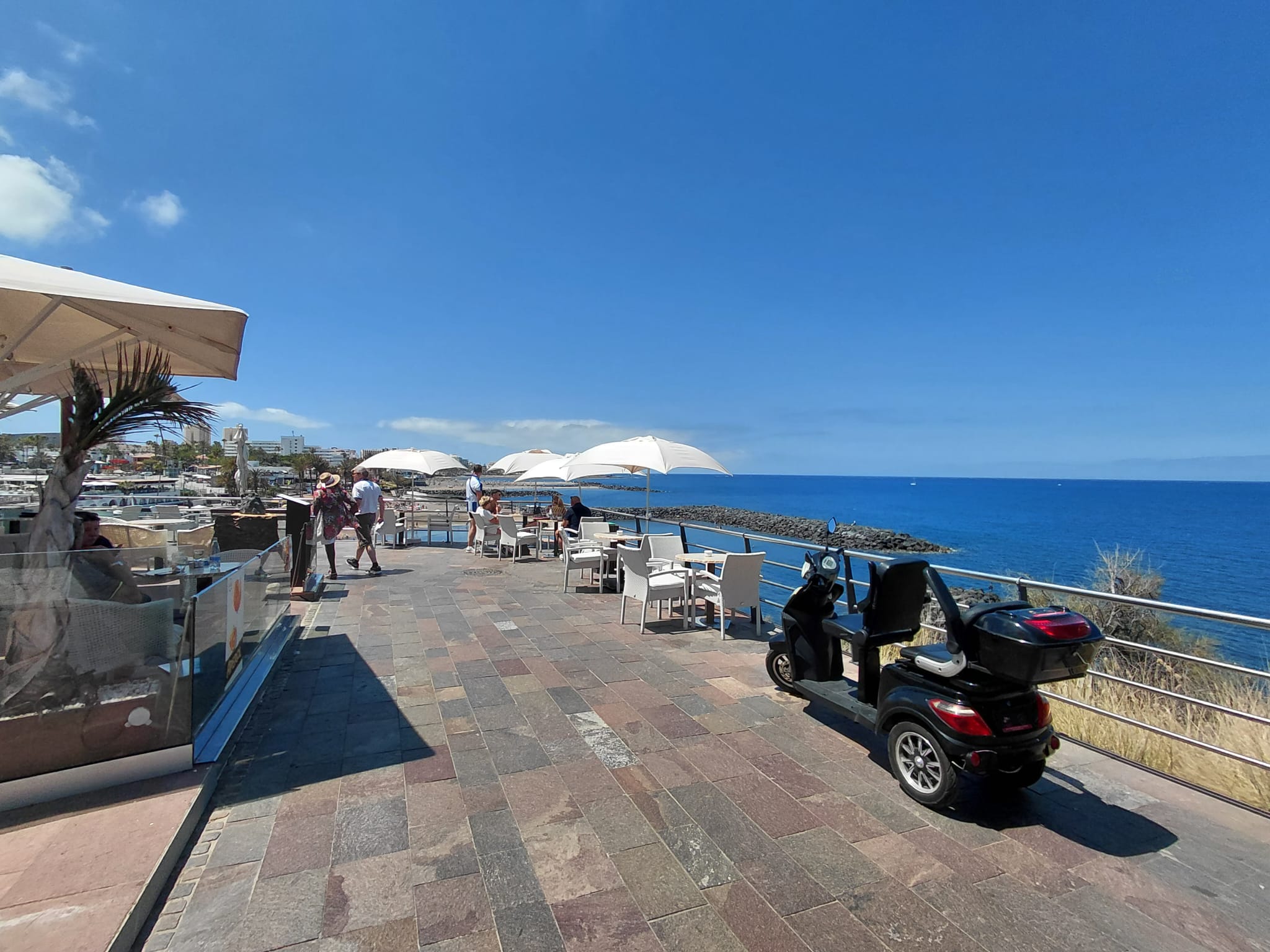 Local comercial en primera línea de mar en el Paseo Marítimo, Costa Adeje