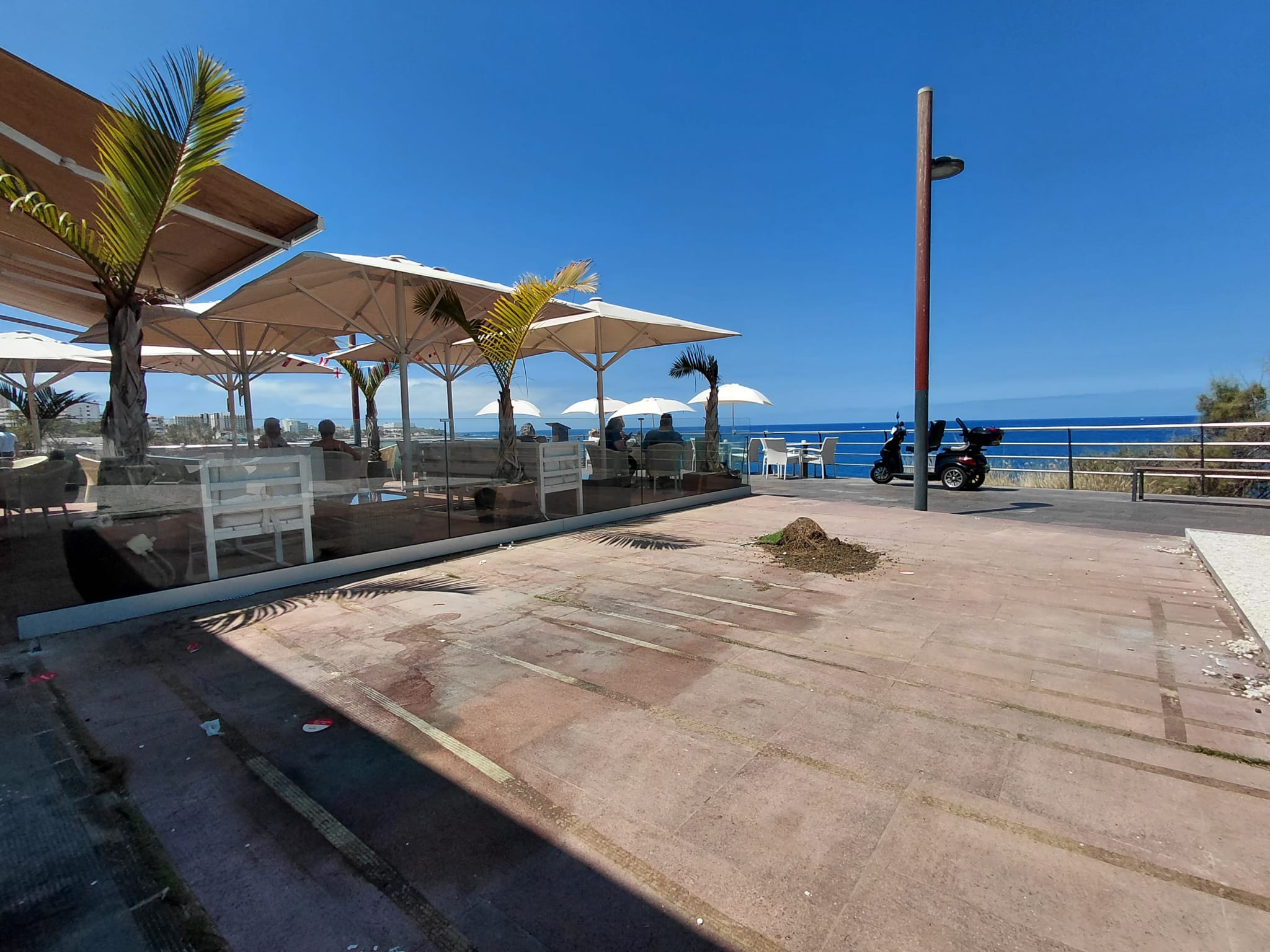 Local comercial en primera línea de mar en el Paseo Marítimo, Costa Adeje