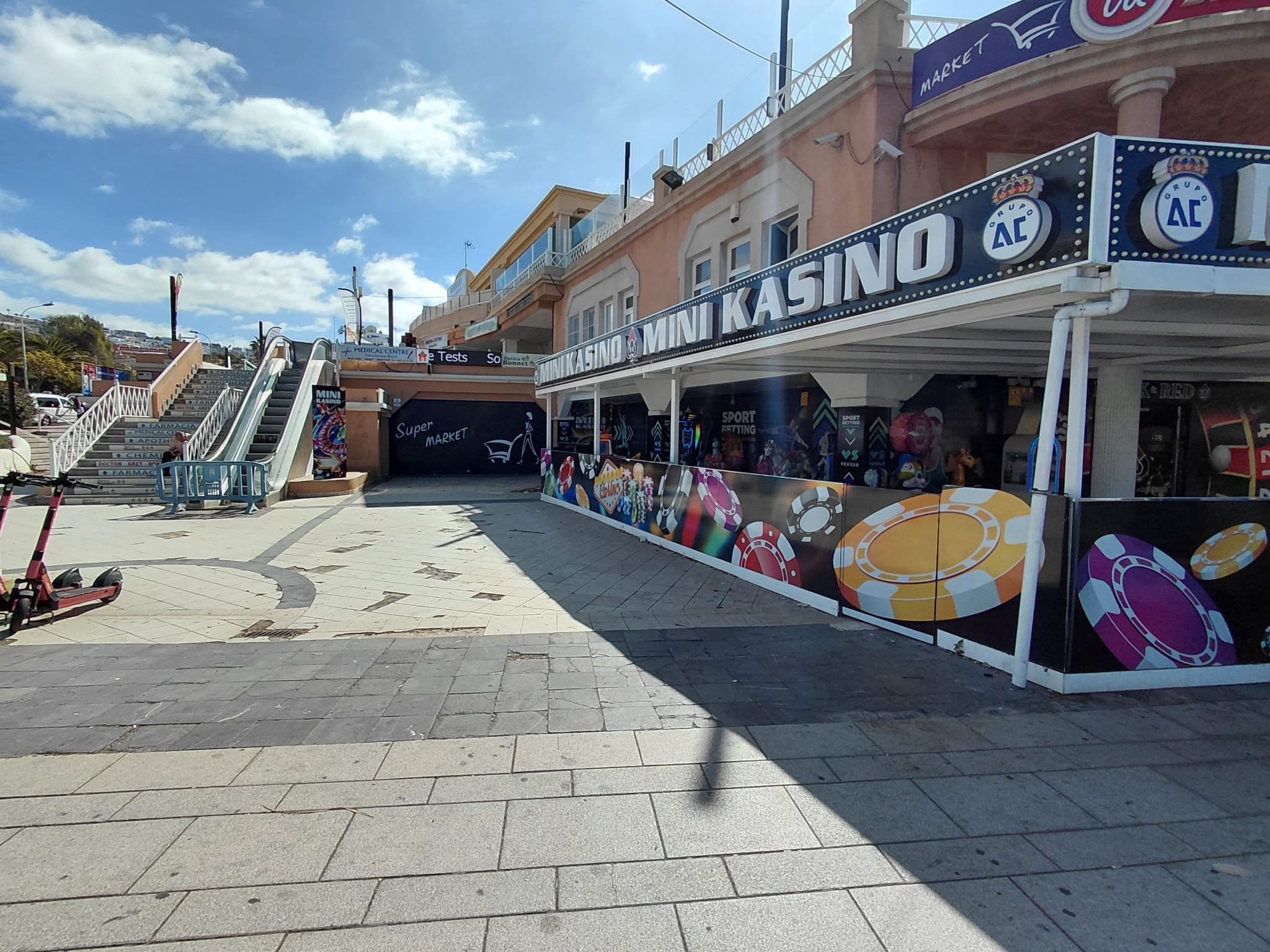 Local comercial de 1.770 m² en venta o alquiler en la Urbanización Torviscas, Costa Adeje