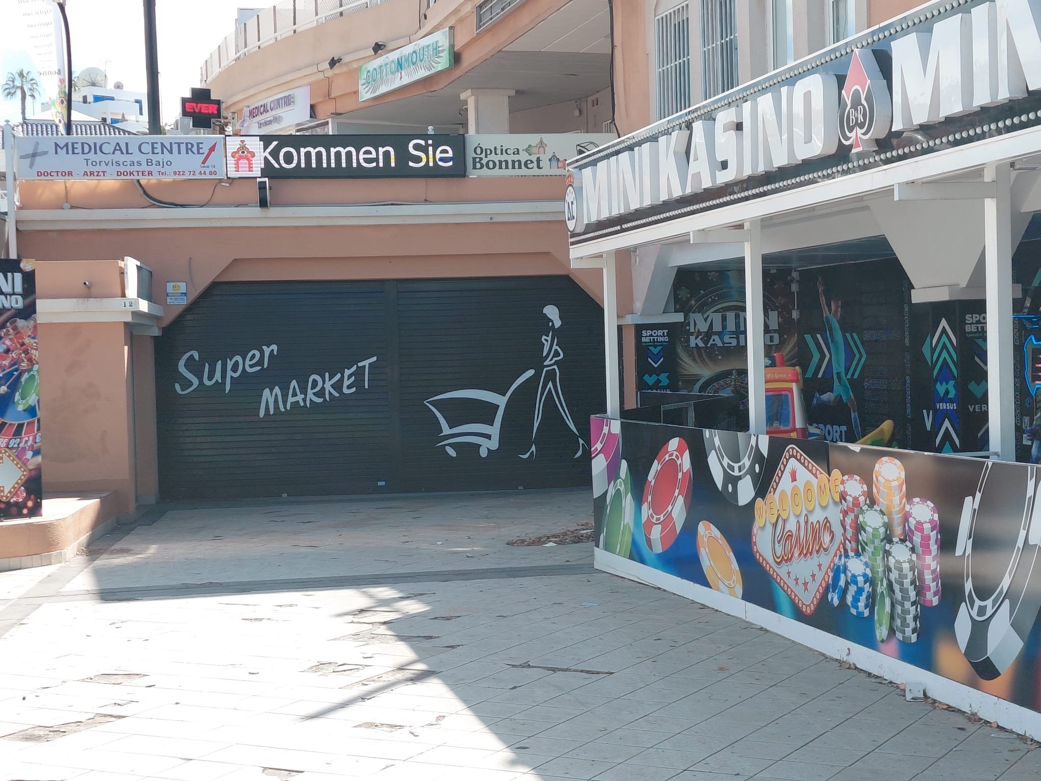 Local comercial de 1.770 m² en venta o alquiler en la Urbanización Torviscas, Costa Adeje