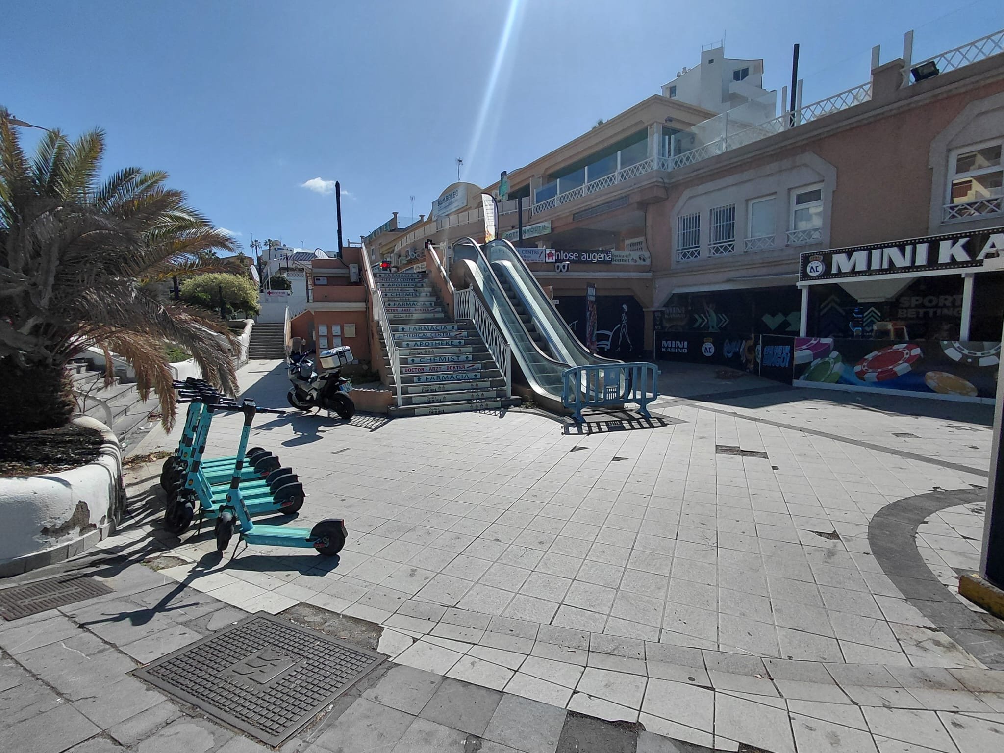 Local comercial de 1.770 m² en venta o alquiler en la Urbanización Torviscas, Costa Adeje