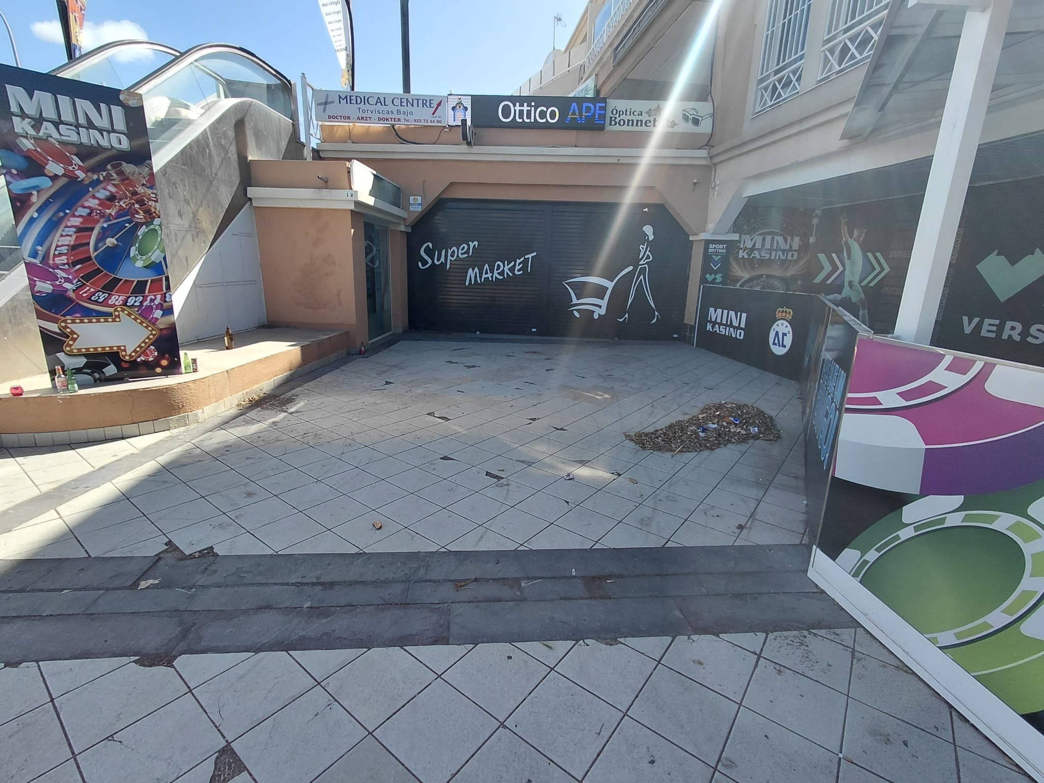 Local comercial de 1.770 m² en venta o alquiler en la Urbanización Torviscas, Costa Adeje