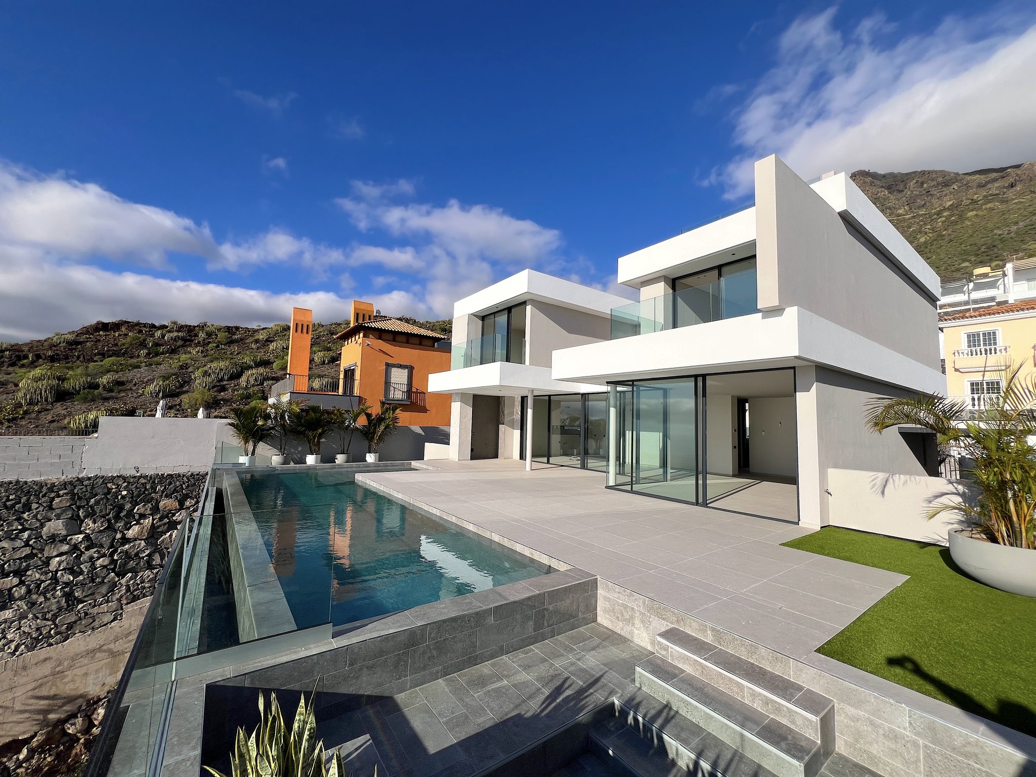 Villa La Reina, villa de obra nueva con piscina infinity y vistas al mar en Adeje