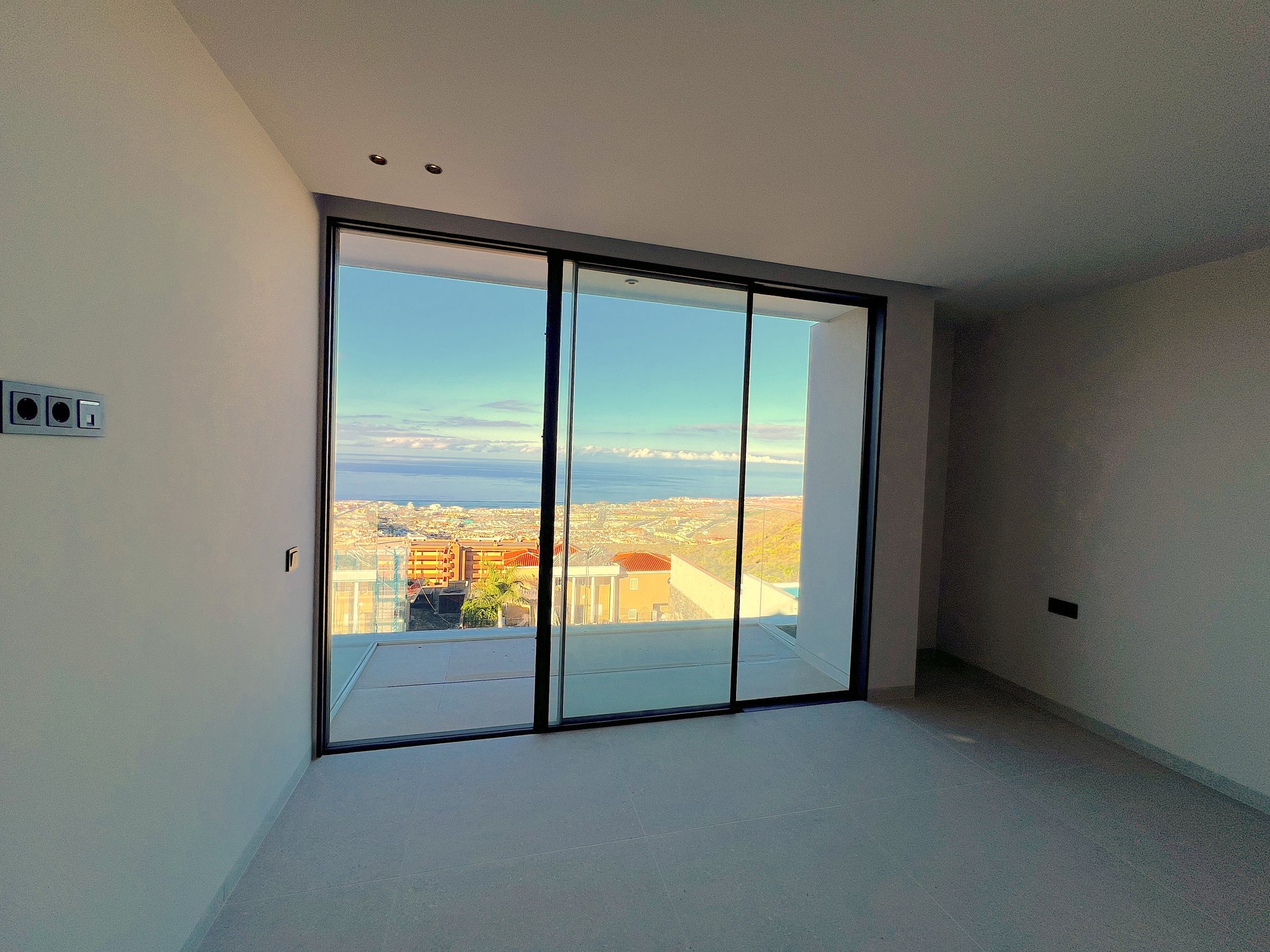 Villa La Reina, villa de obra nueva con piscina infinity y vistas al mar en Adeje