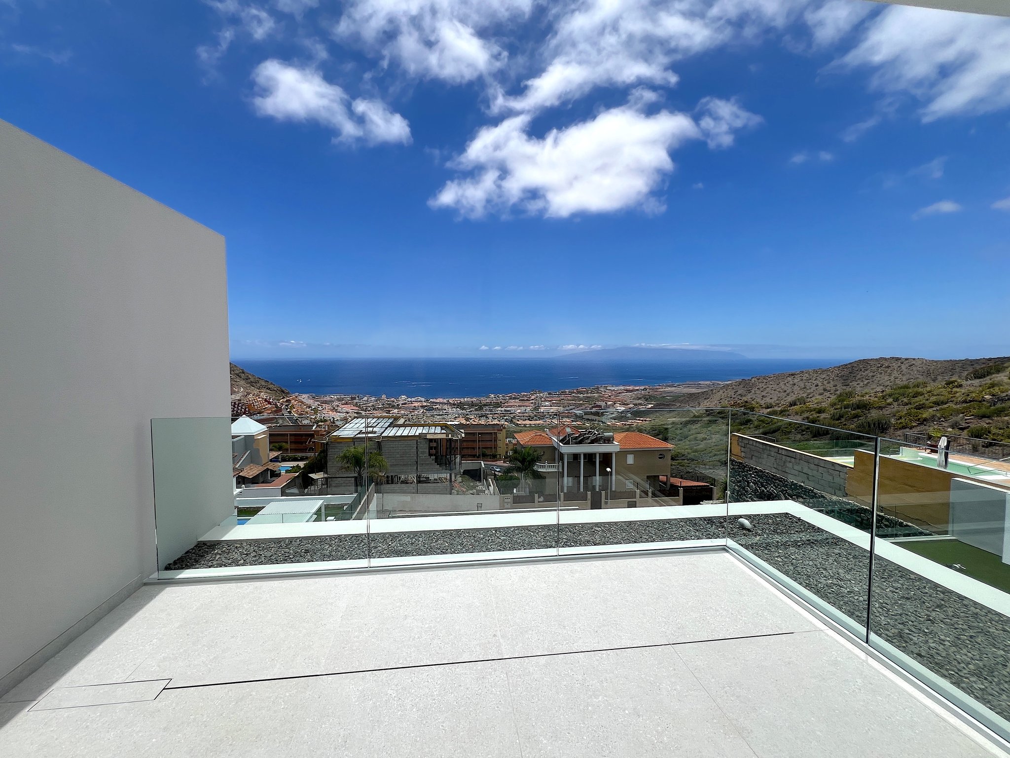 Villa La Reina, villa de obra nueva con piscina infinity y vistas al mar en Adeje