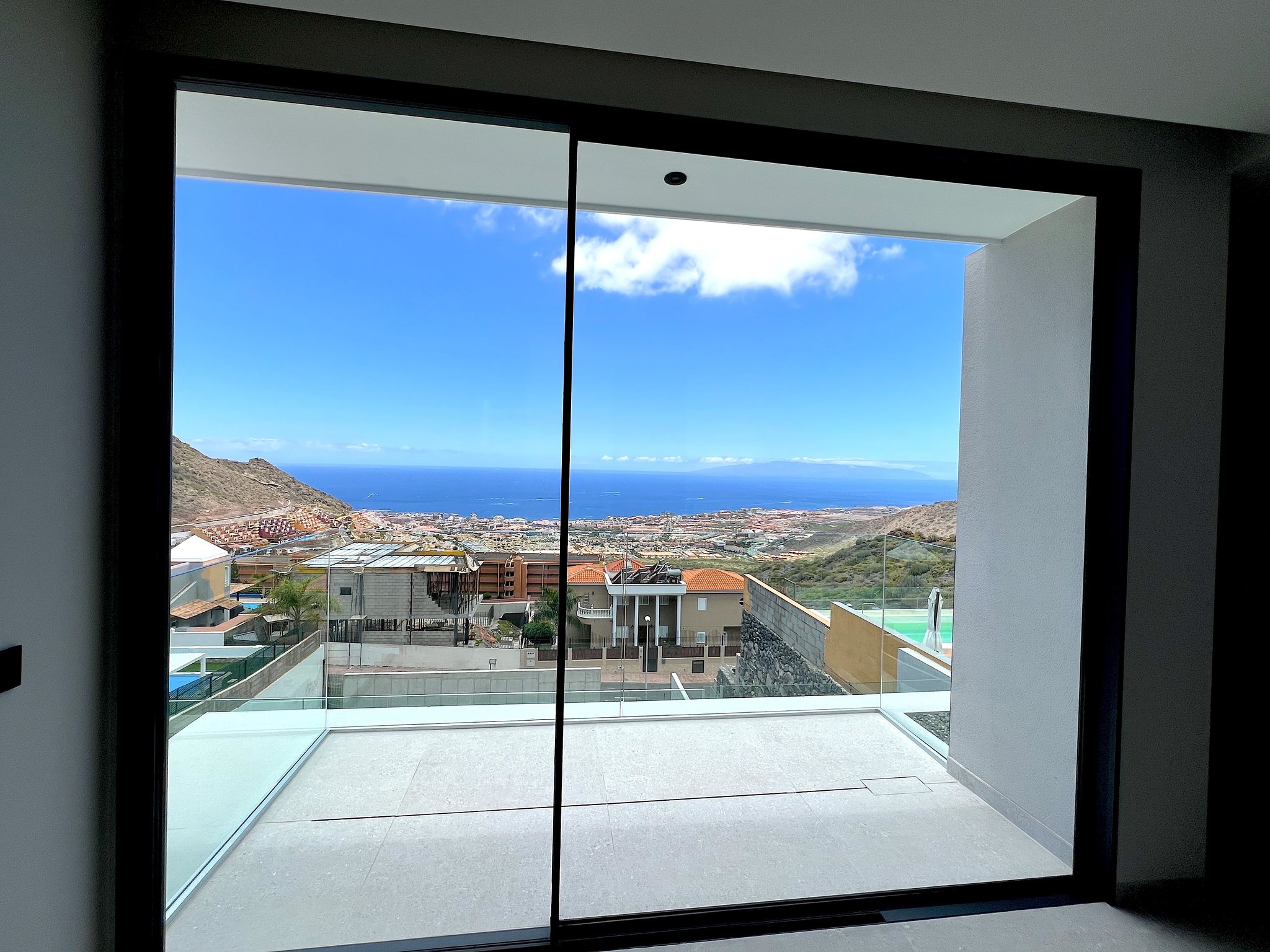 Villa La Reina, villa de obra nueva con piscina infinity y vistas al mar en Adeje