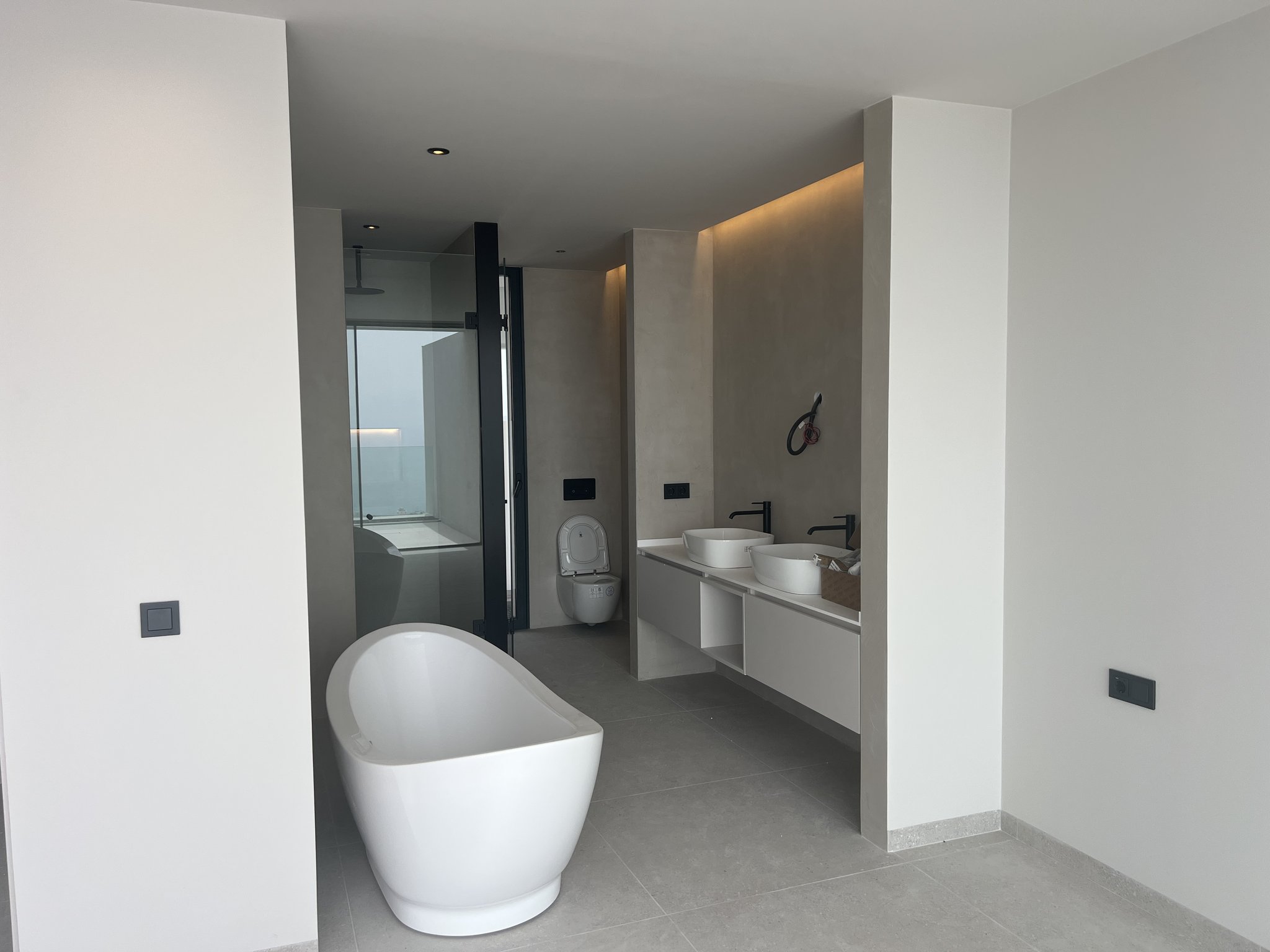 Villa La Reina, villa de obra nueva con piscina infinity y vistas al mar en Adeje