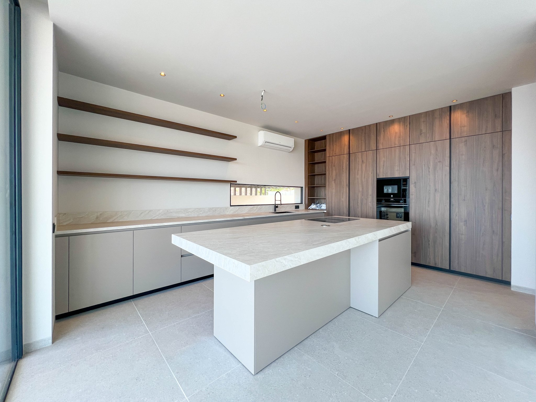 Villa de obra nueva con piscina infinity y vistas al mar en Adeje