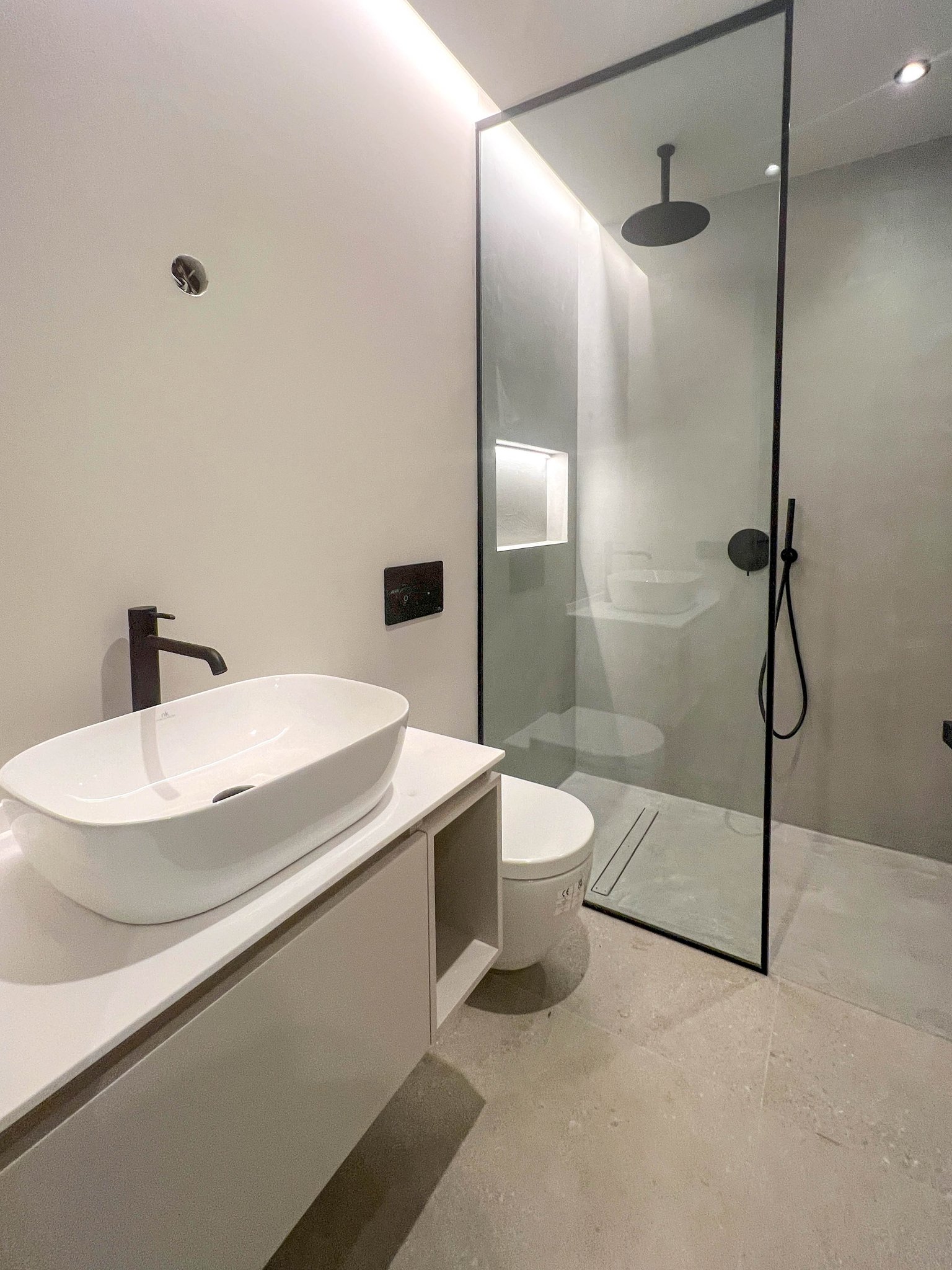 Villa de obra nueva con piscina infinity y vistas al mar en Adeje