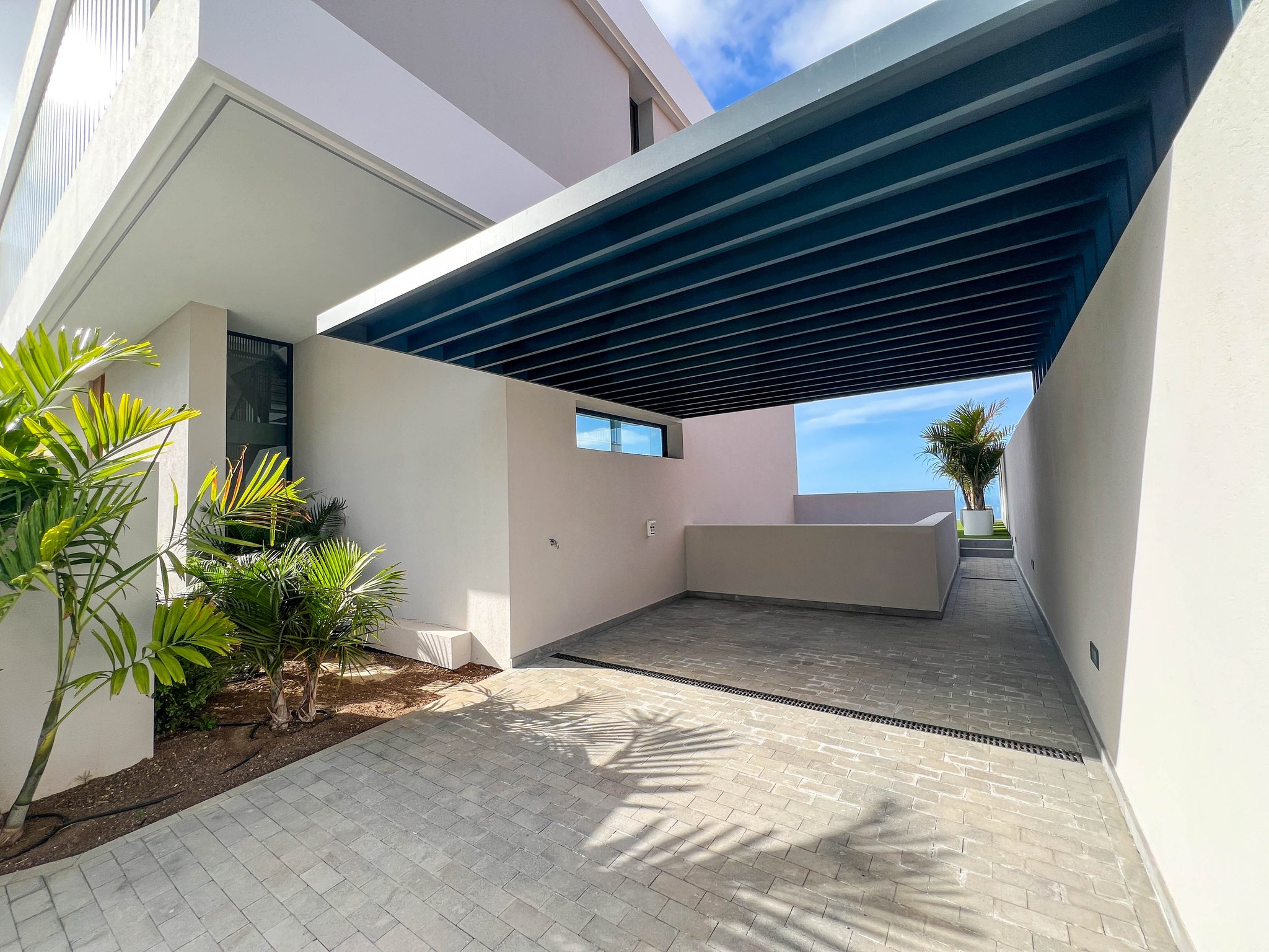 Villa de obra nueva con piscina infinity y vistas al mar en Adeje
