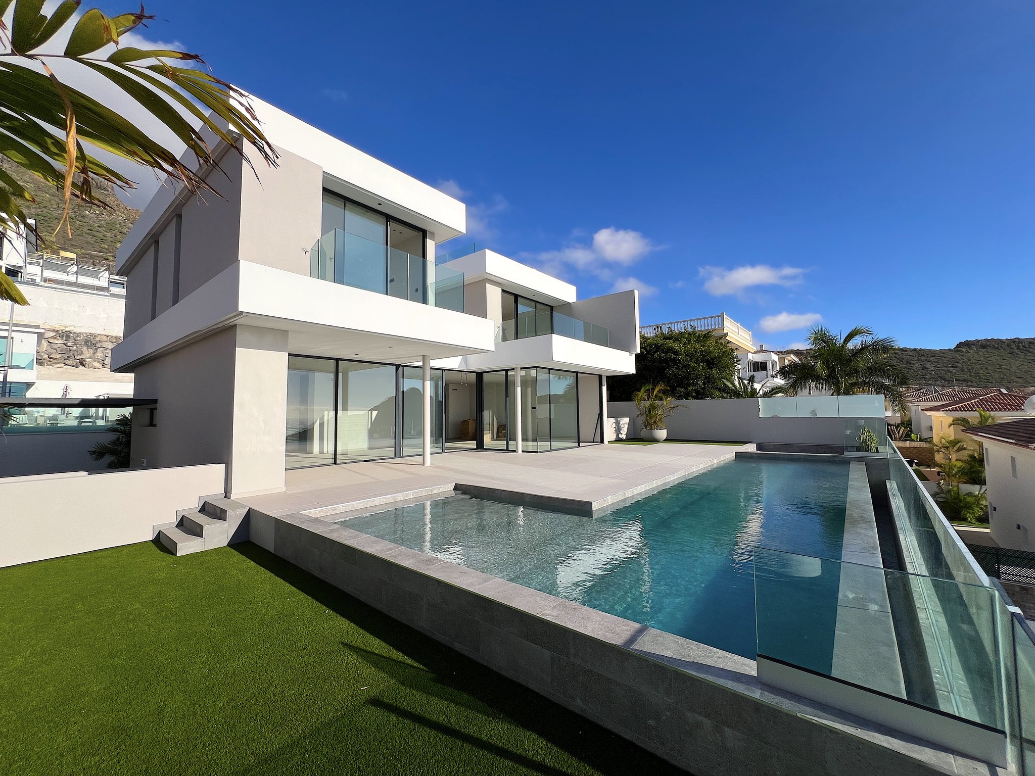 Villa La Reina, villa de obra nueva con piscina infinity y vistas al mar en Adeje