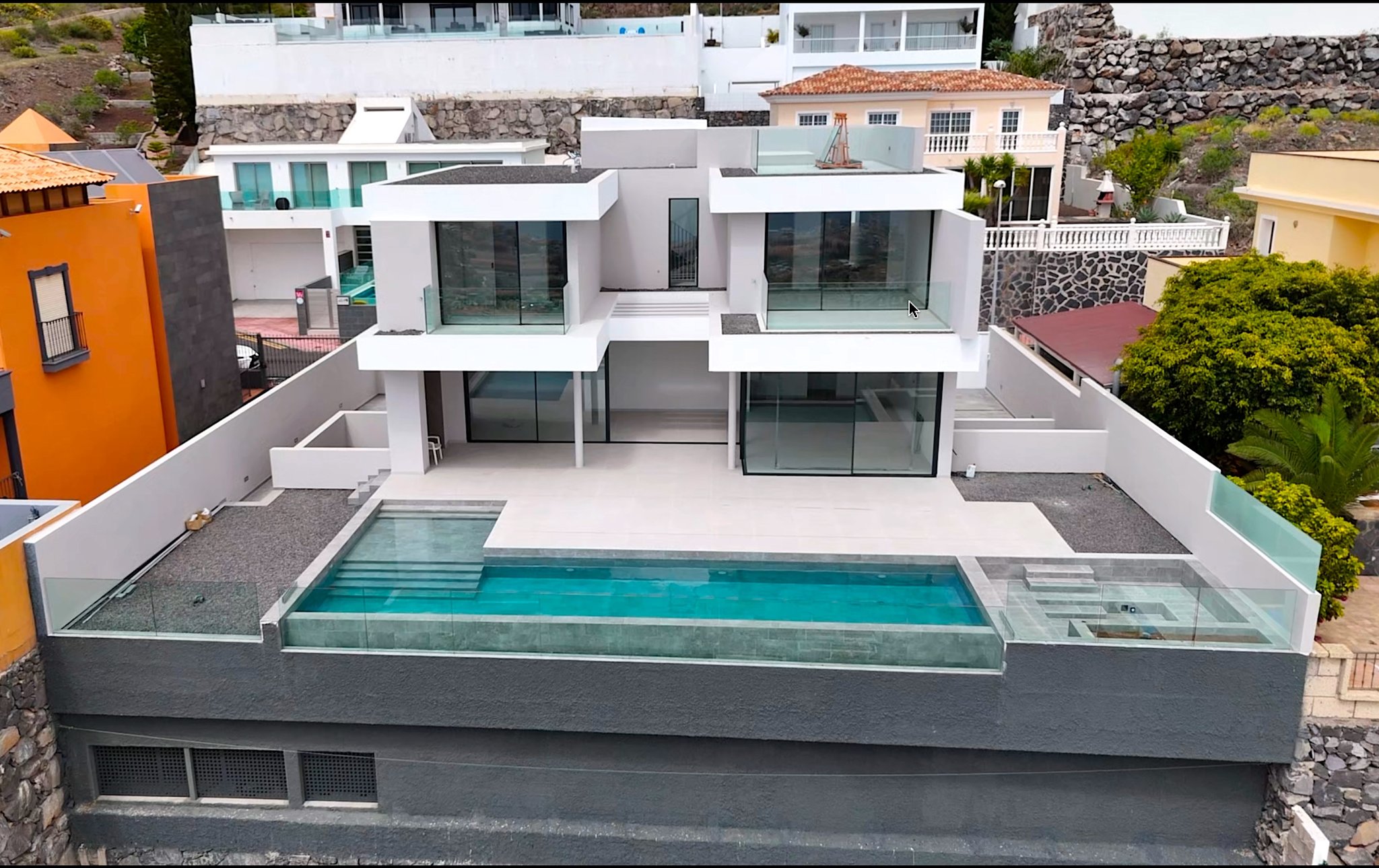 Villa La Reina, villa de obra nueva con piscina infinity y vistas al mar en Adeje