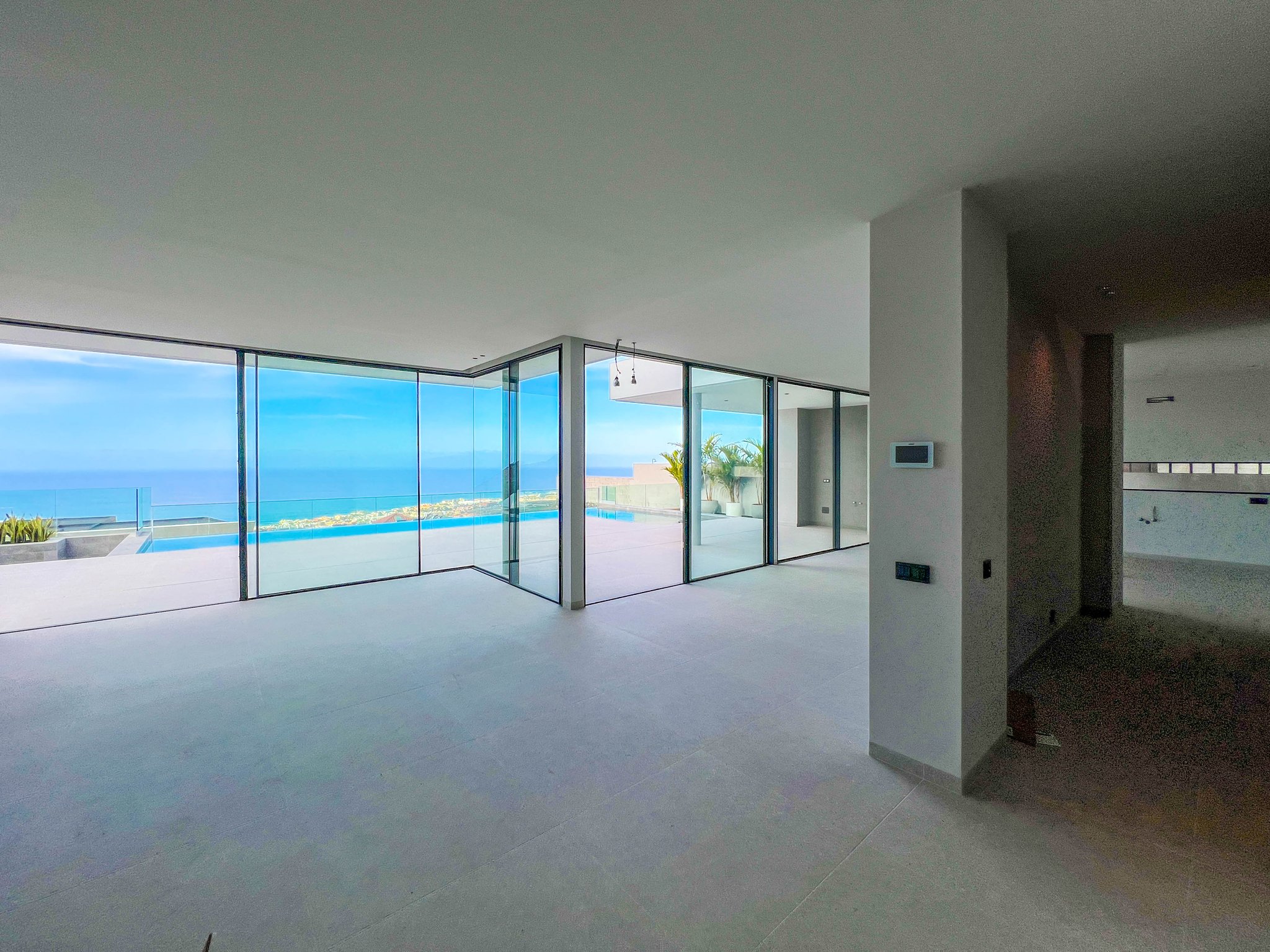 Villa La Reina, villa de obra nueva con piscina infinity y vistas al mar en Adeje