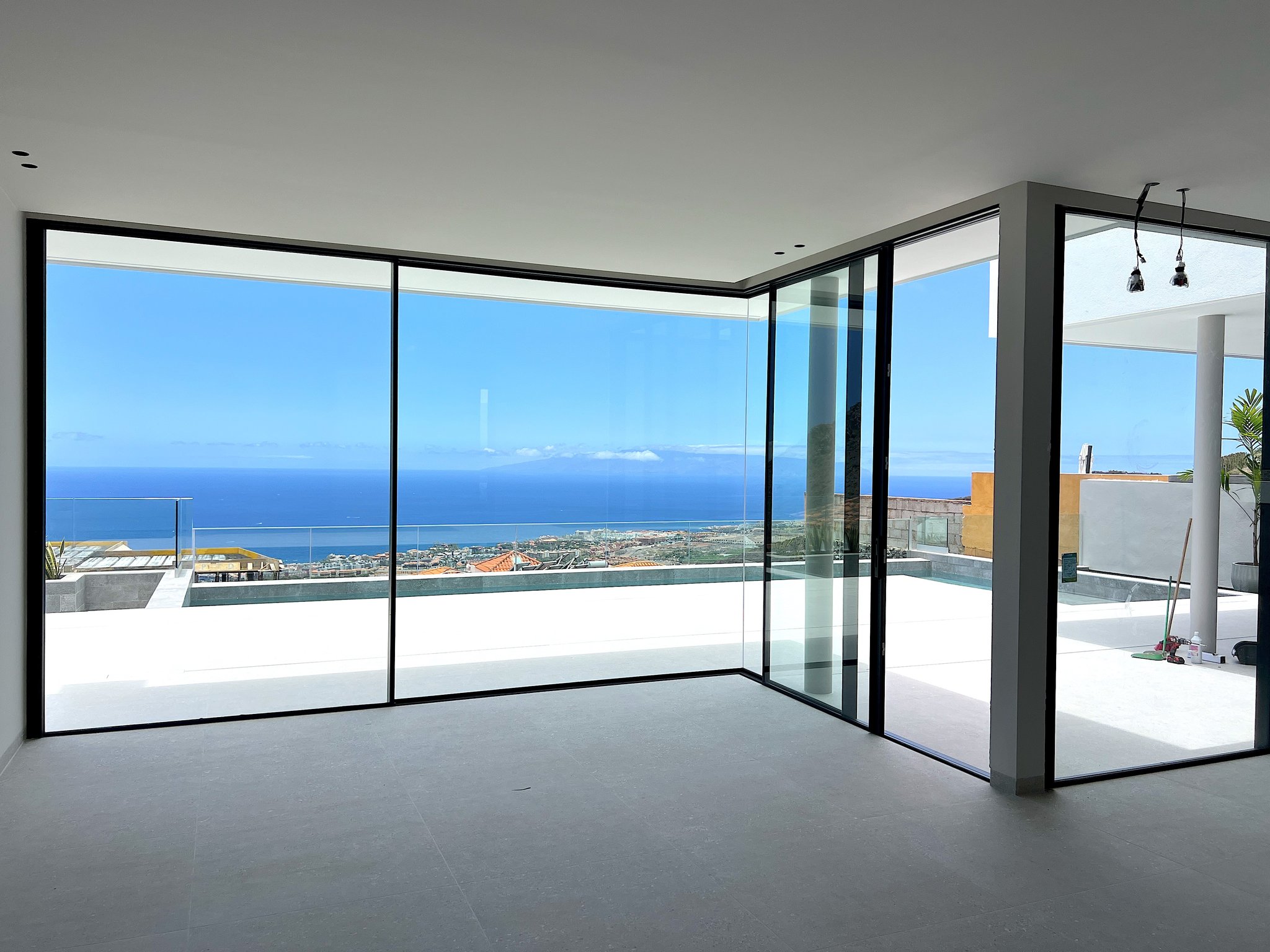 Villa La Reina, villa de obra nueva con piscina infinity y vistas al mar en Adeje