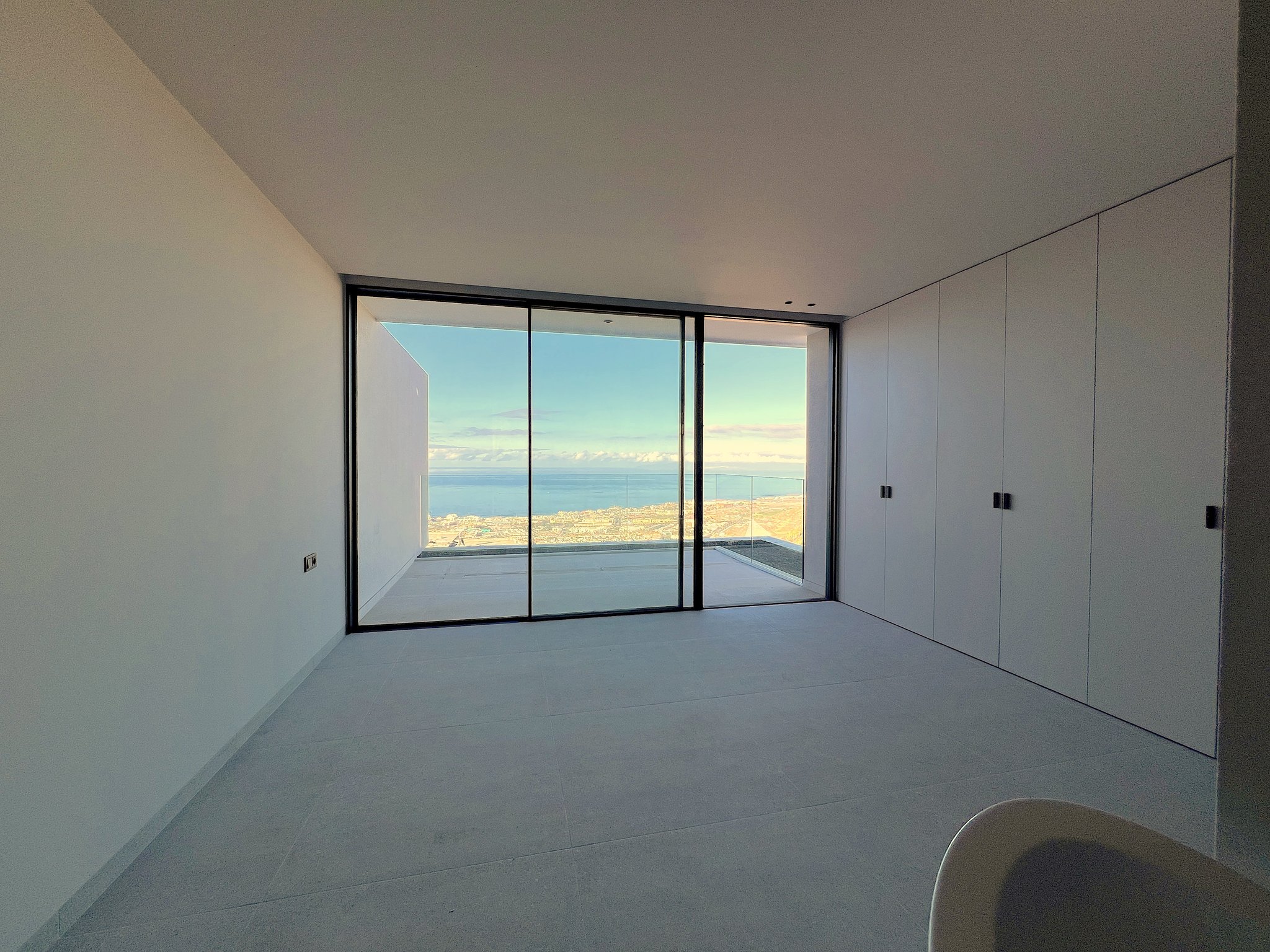 Villa La Reina, villa de obra nueva con piscina infinity y vistas al mar en Adeje