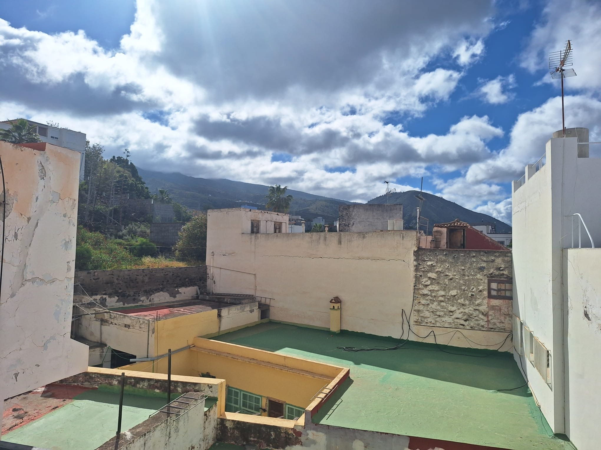 Casa señorial de tres plantas con garaje y azotea en el Casco Histórico de Guia de Isora