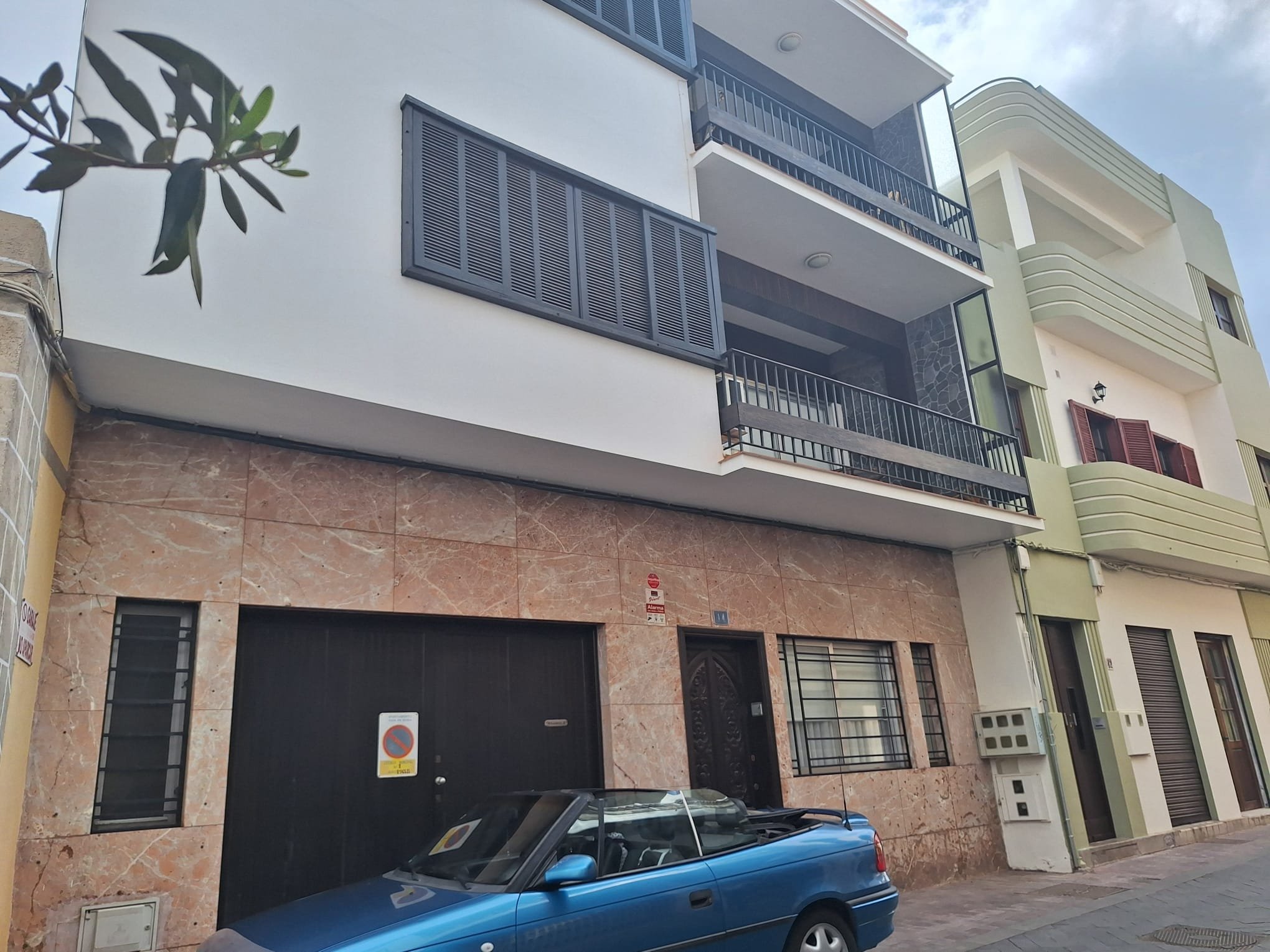 Casa señorial de tres plantas con garaje y azotea en el Casco Histórico de Guia de Isora