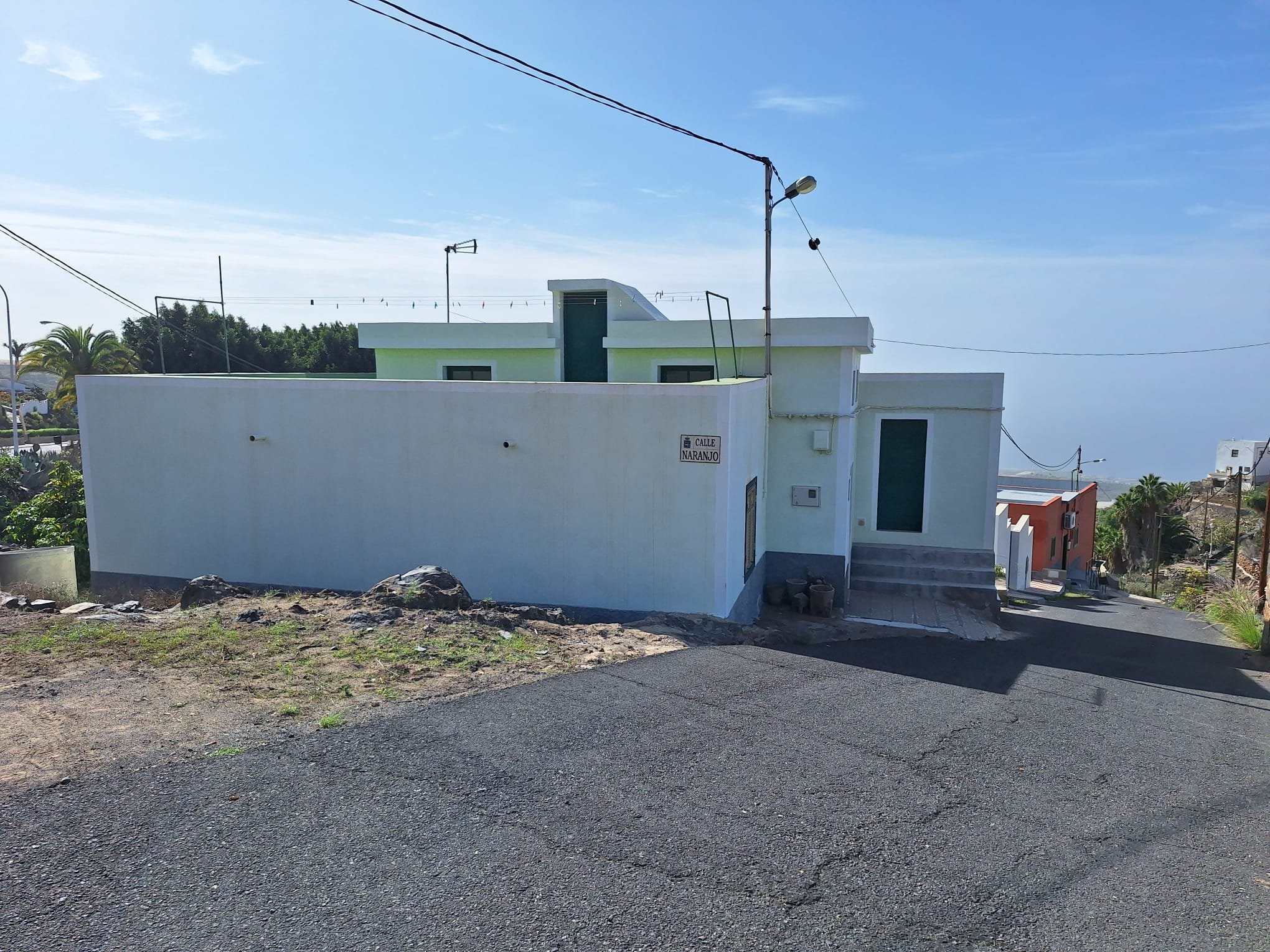 Casa terrera con vistas al mar y terreno